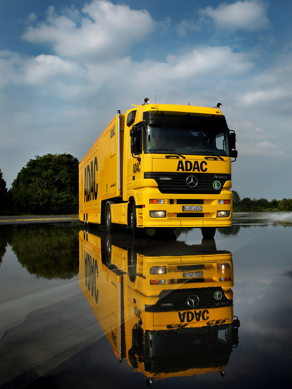 ADAC Event-Truck Frontal Wasserspiegelung