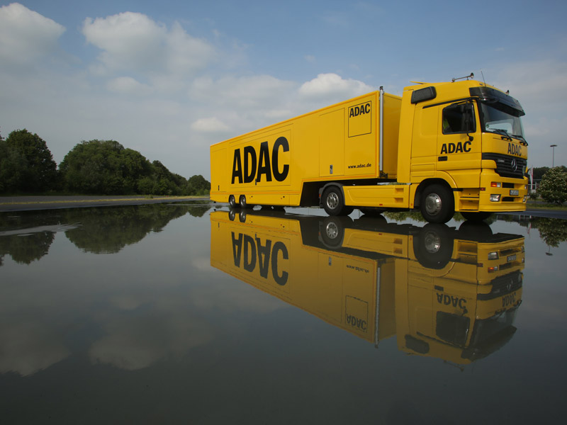 ADAC Event-Truck Bühne Wasserspiegelung