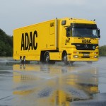ADAC Event-Truck fährt durch eine Wasserfontäne ADAC Event-Truck fährt durch eine Wasserfontäne
