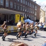 Schwungvoller Auftritt der Gold Fire Cheer- und Showdance-Gruppe auf dem Marktplatz Schwungvoller Auftritt der Gold Fire Cheer- und Showdance-Gruppe auf dem Marktplatz