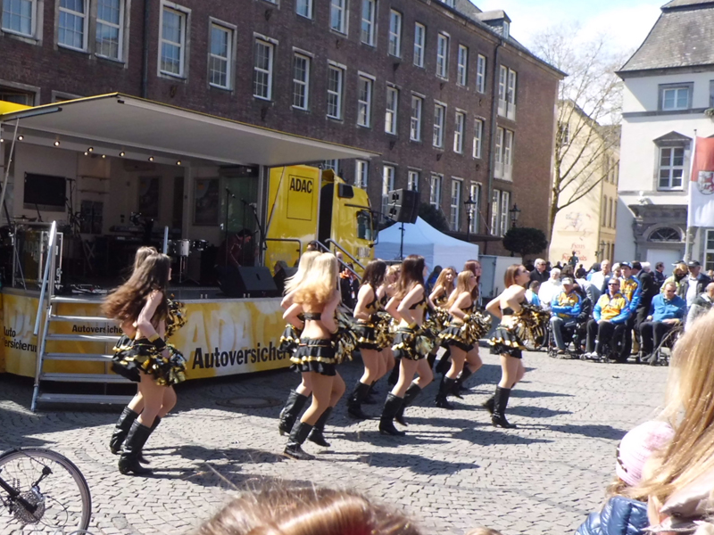 Schwungvoller Auftritt der Gold Fire Cheer- und Showdance-Gruppe auf dem Marktplatz