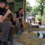 Tierpfleger Alex Nolte im Interview mit Moderator Mathias Tilgner, Kaninchen und Schildkröte