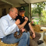 Der Moderator Mathias Tilgner mit Michael Kamela vom Duisburger Zoo. Auf dem Arm eine Kornnatter.