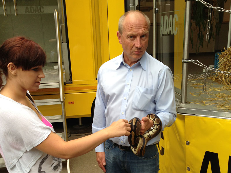 Michael Kamela vom Duisburger Zoo mit einer Schlange bei den Besuchern, die die Schlange auch mal streicheln durften.
